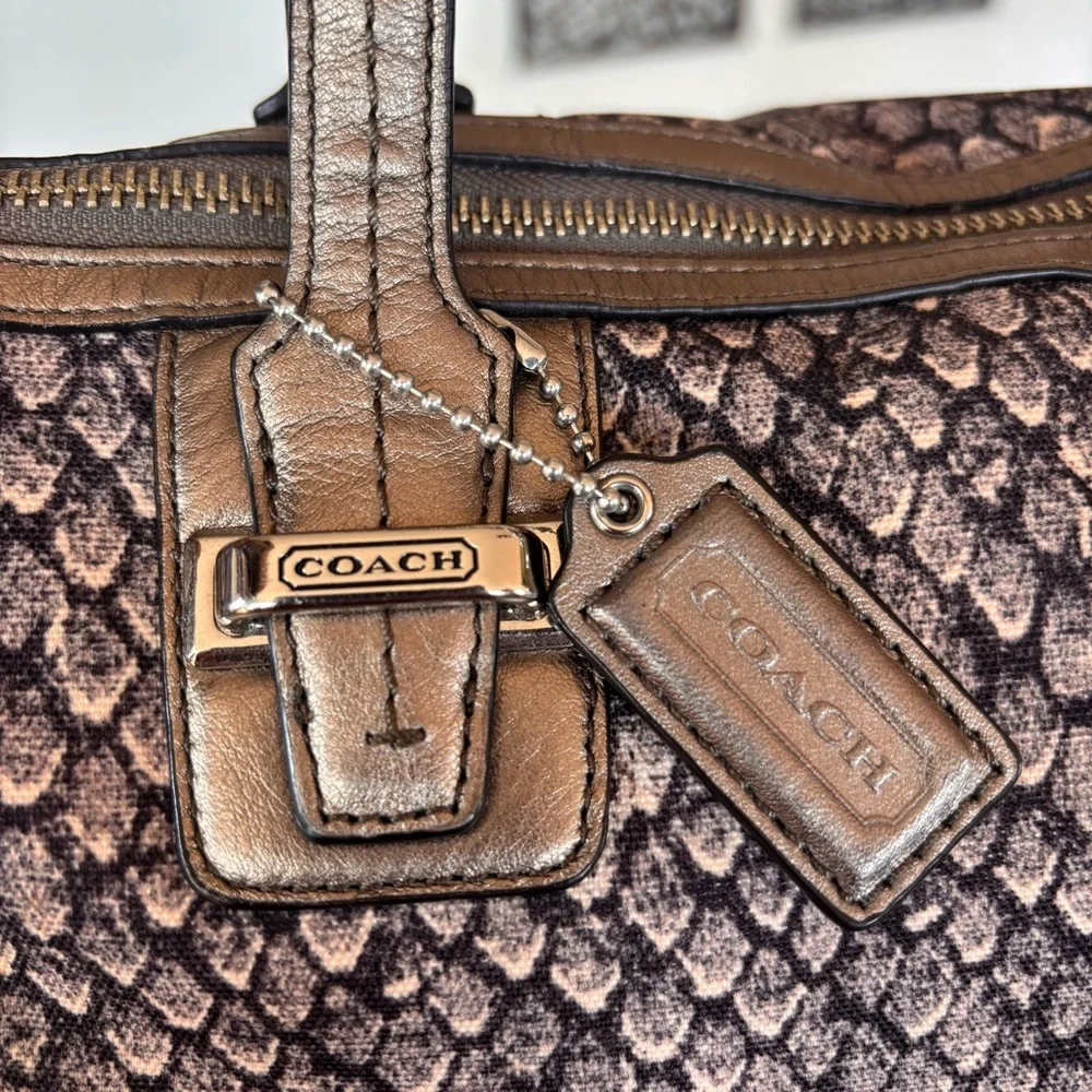 COACH Taylor Snake Print Bag F26037
Gunmetal Python Embossed Luxe
Structured - Picture 8 of 16